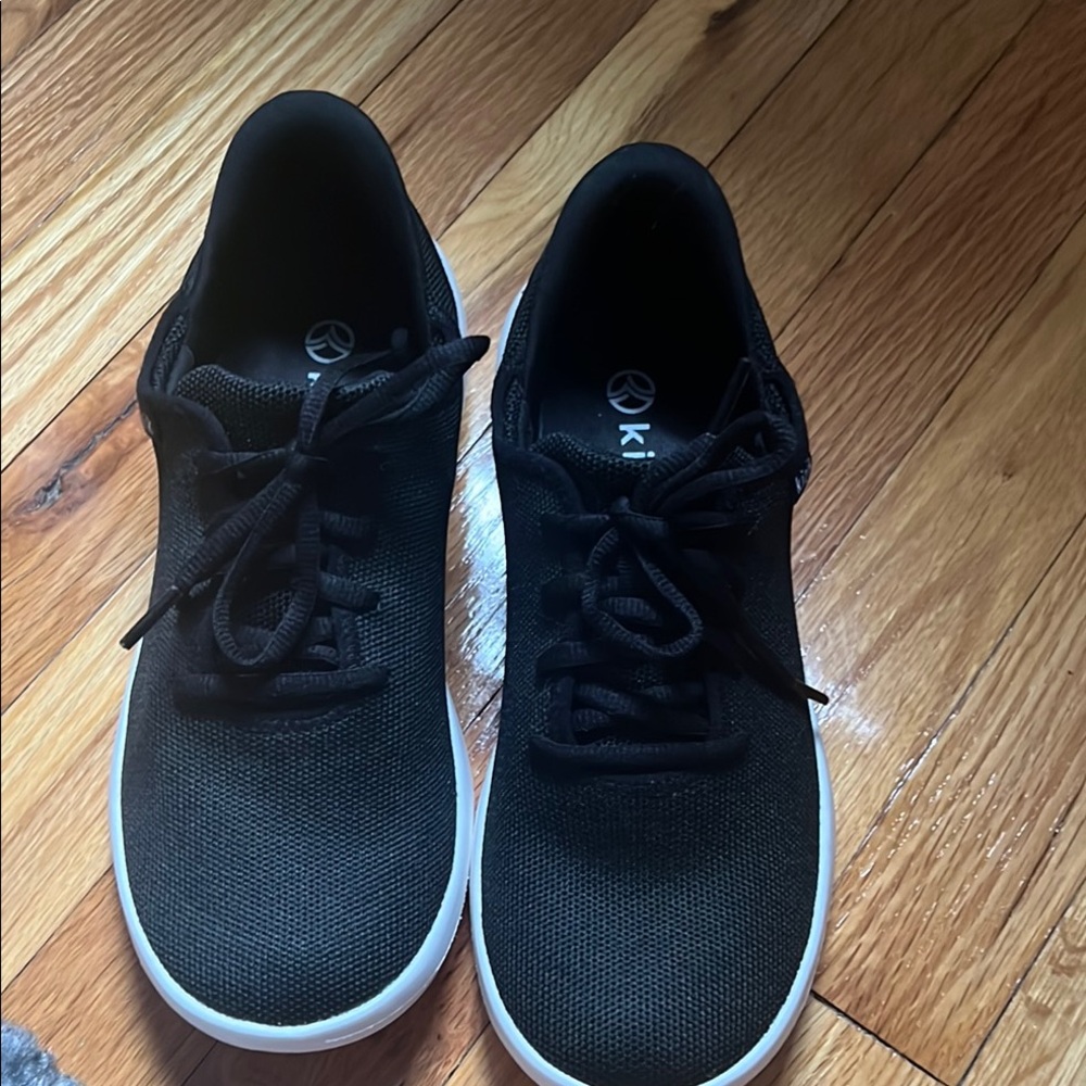 Kizik Madrid black sneakers women’s sz 8